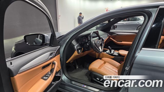 BMW 5-Series 2018 — photo 11