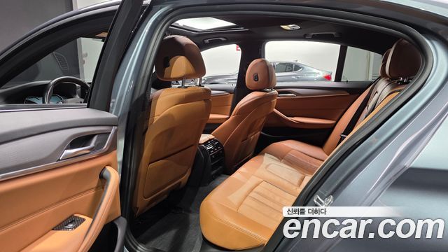 BMW 5-Series 2018 — photo 12