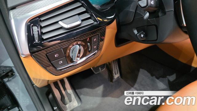 BMW 5-Series 2018 — photo 18