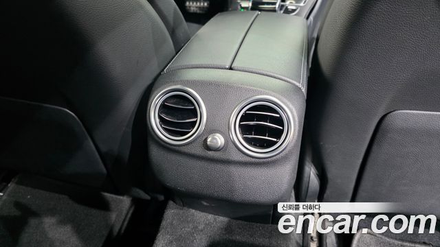 Mercedes-Benz C-Class 2018 — photo 25