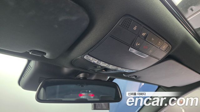 Mercedes-Benz C-Class 2018 — photo 28