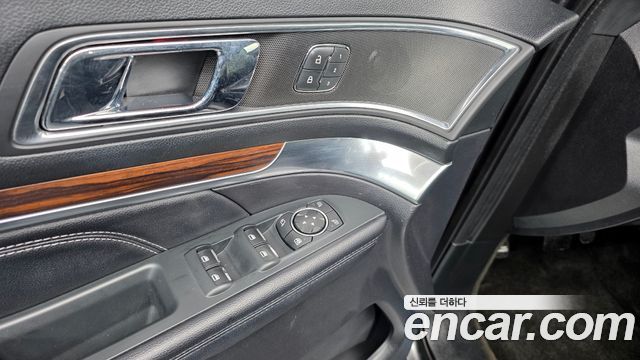 Ford Explorer 2018 — photo 32
