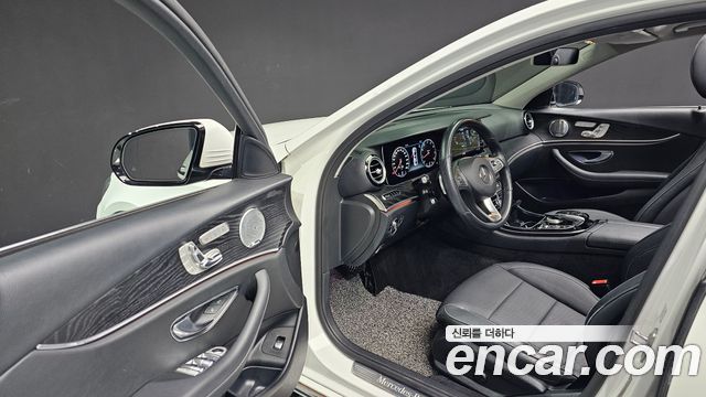 Mercedes-Benz E-Class 2018 — photo 13