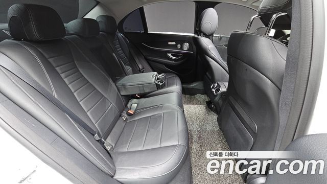 Mercedes-Benz E-Class 2018 — photo 19