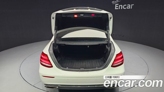Mercedes-Benz E-Class 2018 — photo 20