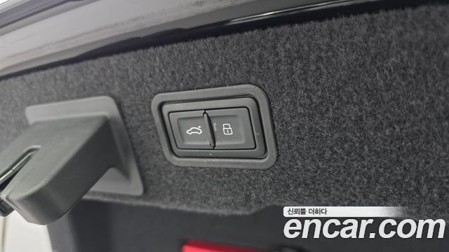 Audi A8 2020 — photo 26