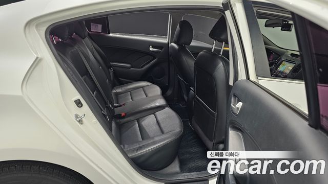 Kia K3 2015 — photo 11