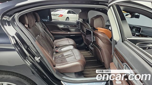 BMW 7-Series 2016 — photo 11