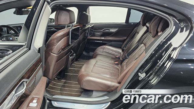 BMW 7-Series 2016 — photo 12