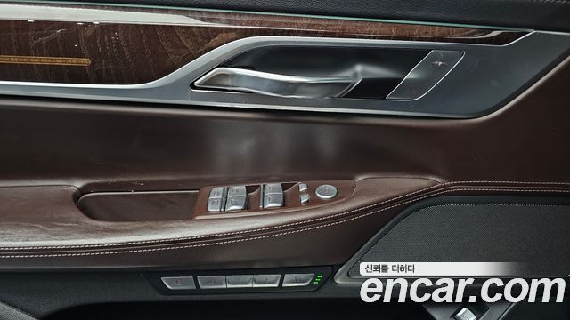 BMW 7-Series 2016 — photo 13
