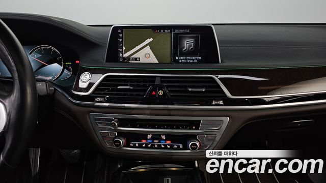 BMW 7-Series 2016 — photo 16
