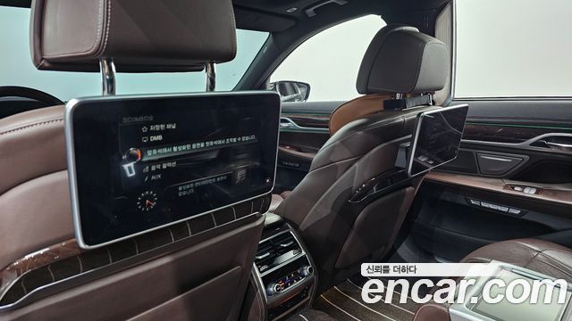 BMW 7-Series 2016 — photo 19