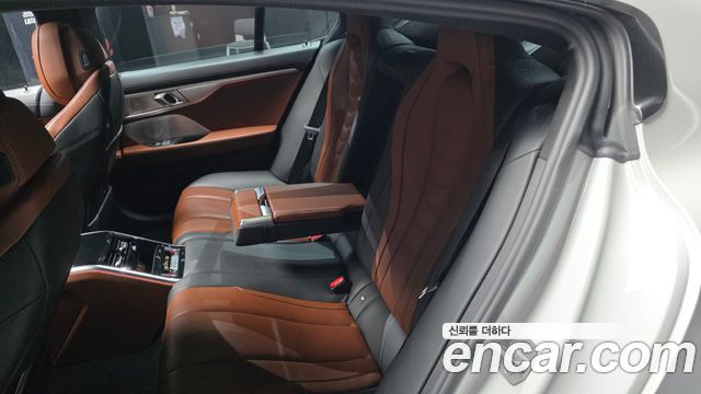 BMW 8-Series 2023 — photo 16