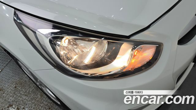 Hyundai Accent 2012 — photo 8