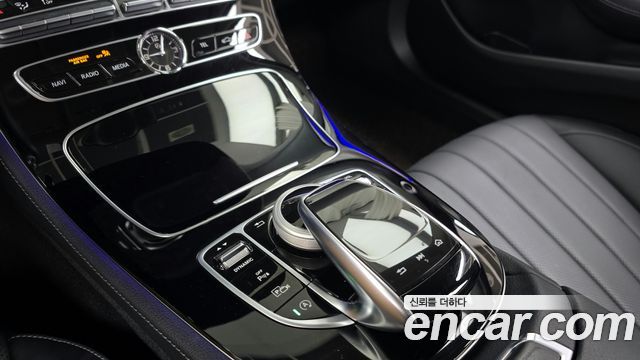 Mercedes-Benz E-Class 2020 — photo 12