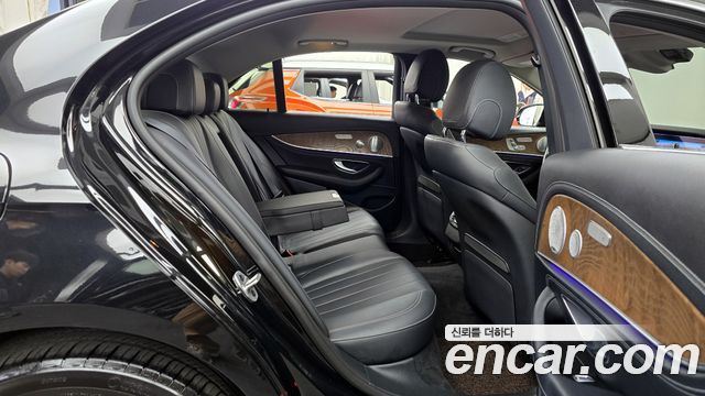 Mercedes-Benz E-Class 2020 — photo 18