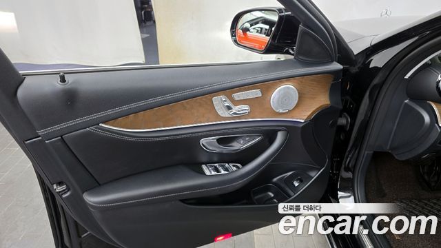 Mercedes-Benz E-Class 2020 — photo 14