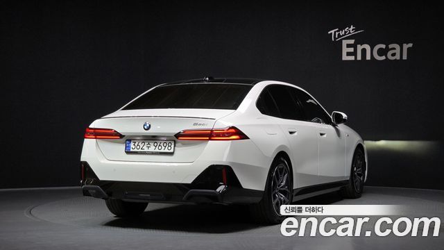 BMW 5-Series 2024 — photo 2