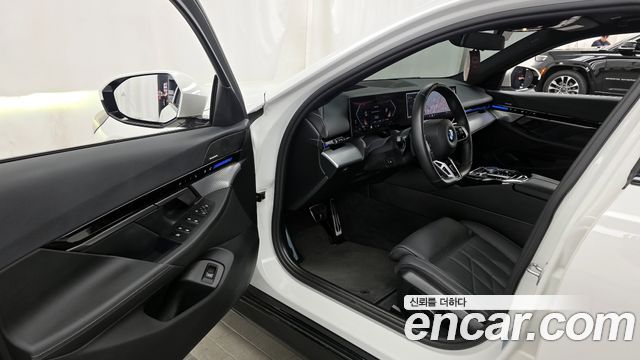 BMW 5-Series 2024 — photo 10