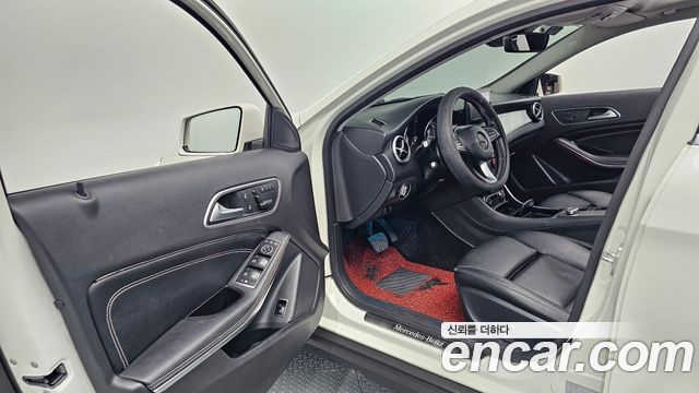 Mercedes-Benz GLA-Class 2017 — photo 10