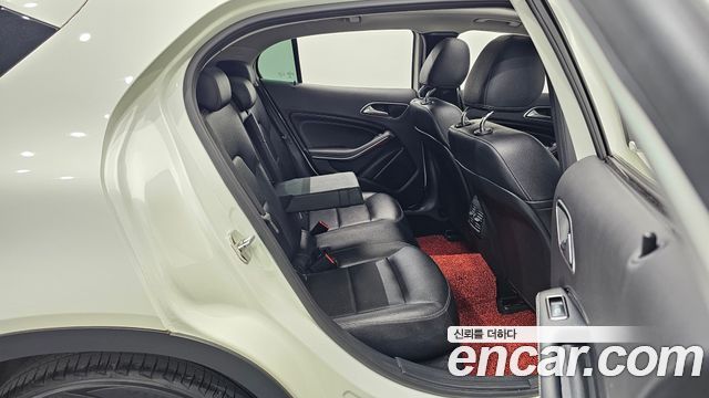 Mercedes-Benz GLA-Class 2017 — photo 12