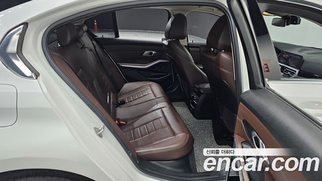 BMW 3-Series 2022 — photo 17