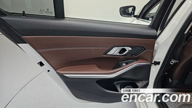 BMW 3-Series 2022 — photo 15
