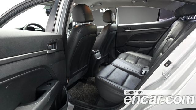 Hyundai AVANTE 2018 — photo 11