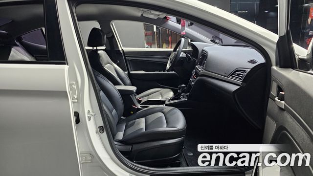 Hyundai AVANTE 2017 — photo 11