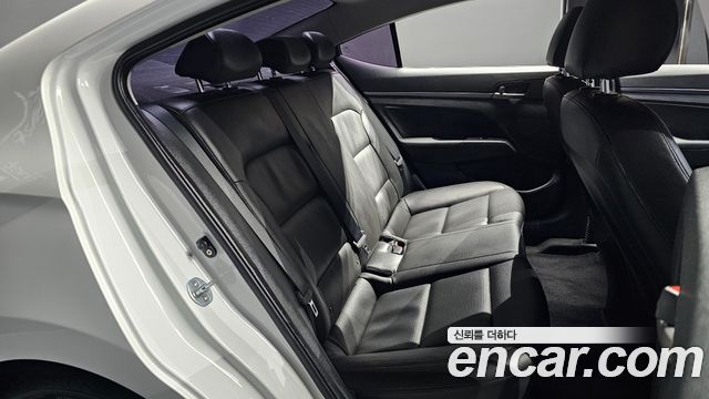 Hyundai AVANTE 2017 — photo 12