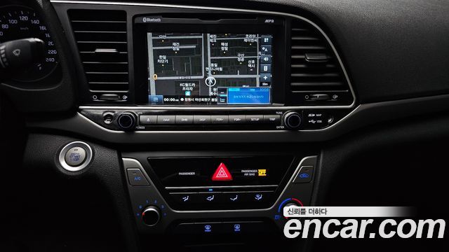Hyundai AVANTE 2017 — photo 15