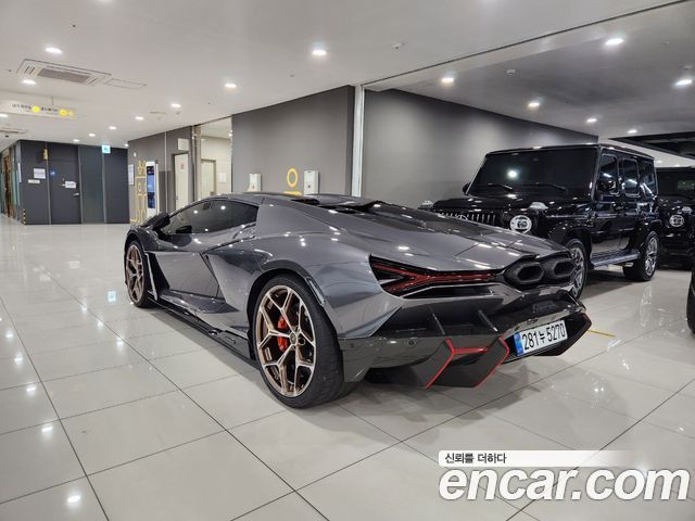 Lamborghini Revuelto 2025 — photo 2
