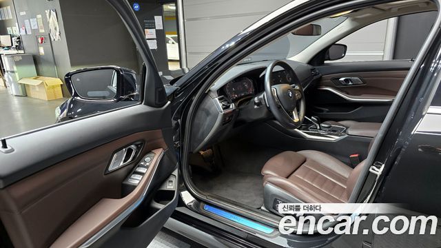 BMW 3-Series 2022 — photo 13