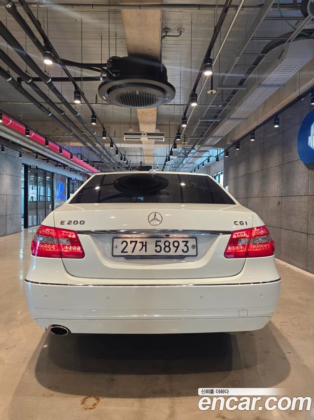 Mercedes-Benz E-Class 2011 — photo 4