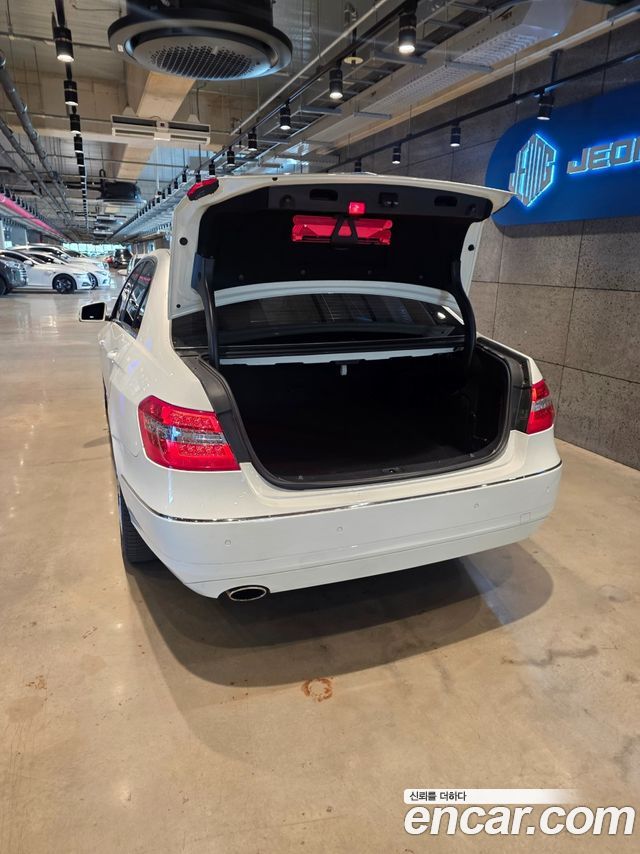 Mercedes-Benz E-Class 2011 — photo 7