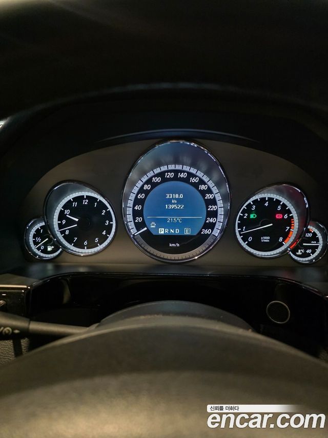 Mercedes-Benz E-Class 2011 — photo 10