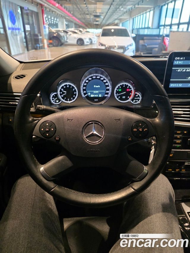 Mercedes-Benz E-Class 2011 — photo 11