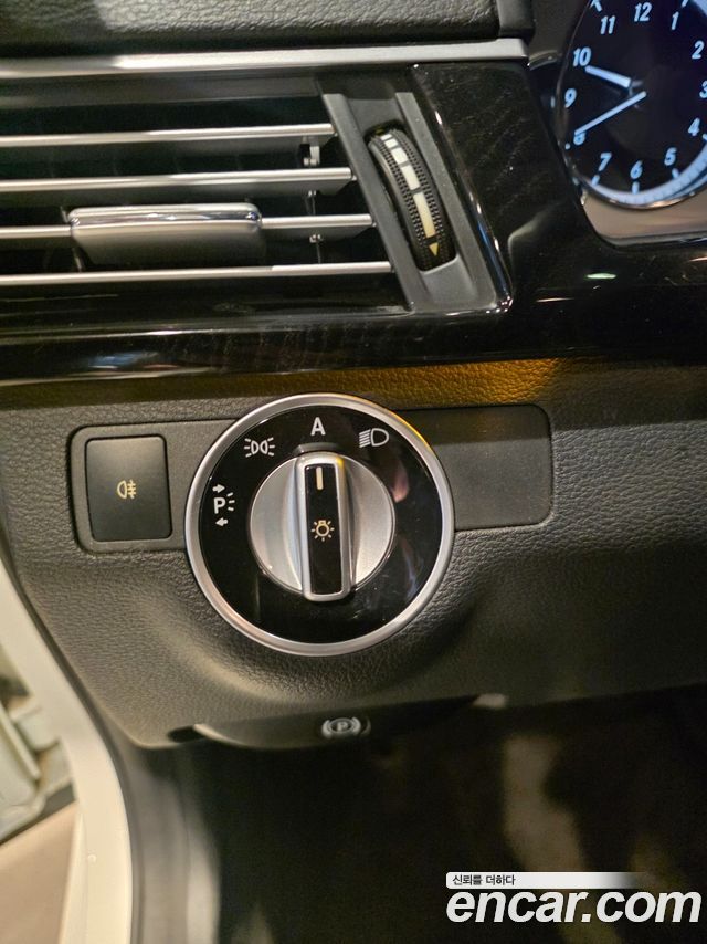 Mercedes-Benz E-Class 2011 — photo 18