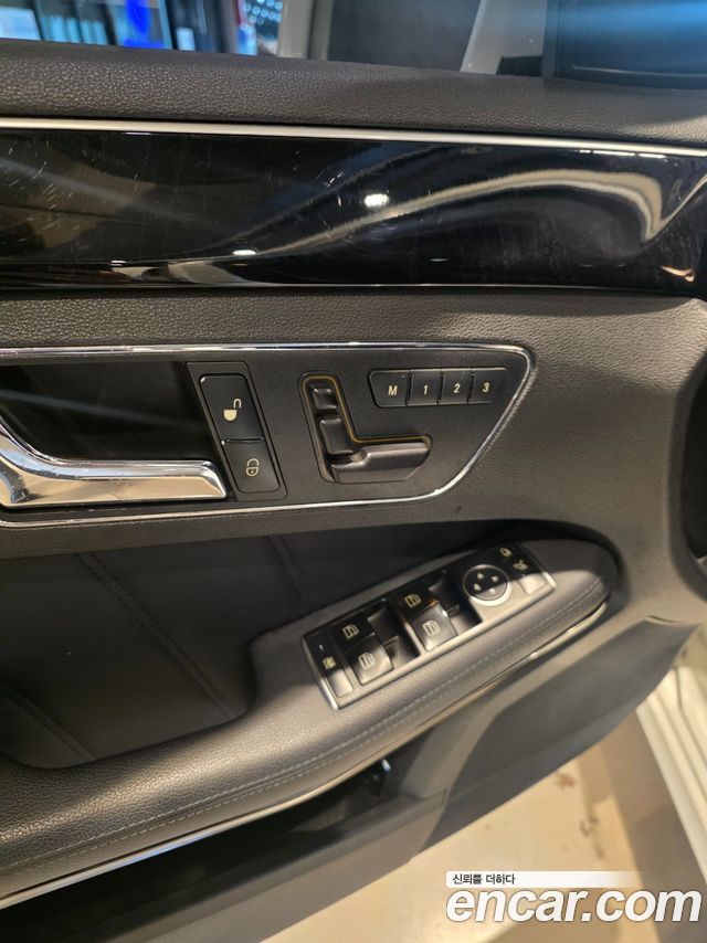 Mercedes-Benz E-Class 2011 — photo 19
