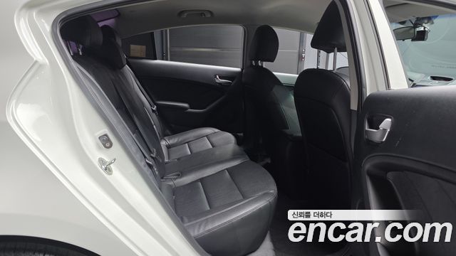Kia K3 2015 — photo 18