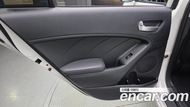 Kia K3 2015 — photo 15