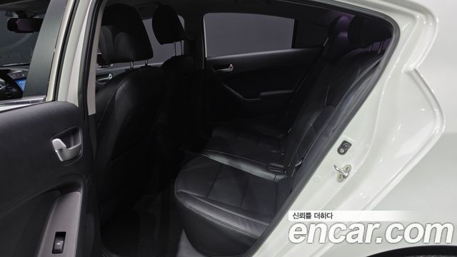 Kia K3 2015 — photo 16