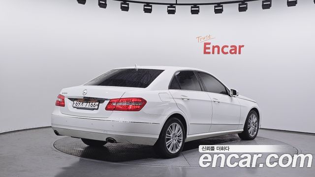 Mercedes-Benz E-Class 2011 — photo 2