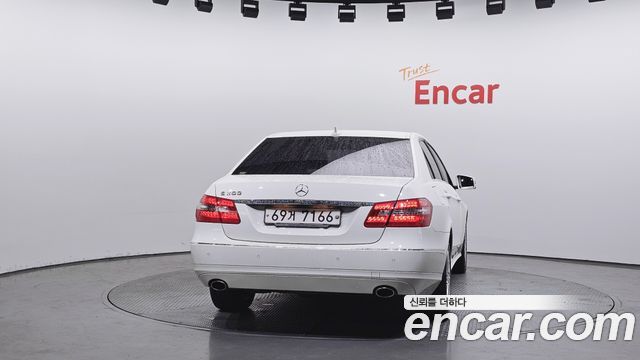 Mercedes-Benz E-Class 2011 — photo 4