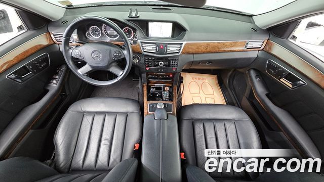 Mercedes-Benz E-Class 2011 — photo 7