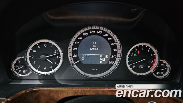 Mercedes-Benz E-Class 2011 — photo 8