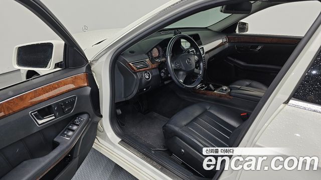 Mercedes-Benz E-Class 2011 — photo 10