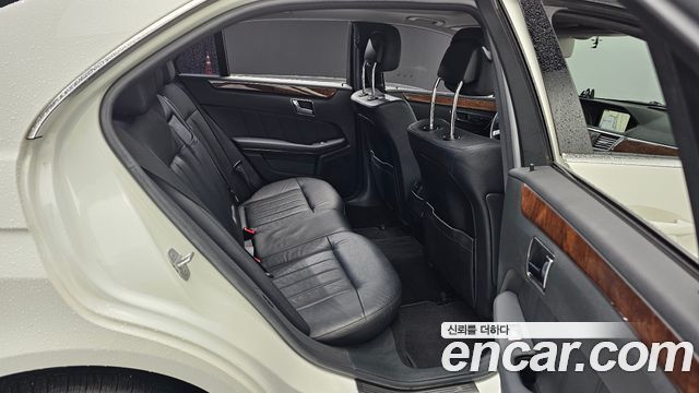 Mercedes-Benz E-Class 2011 — photo 11