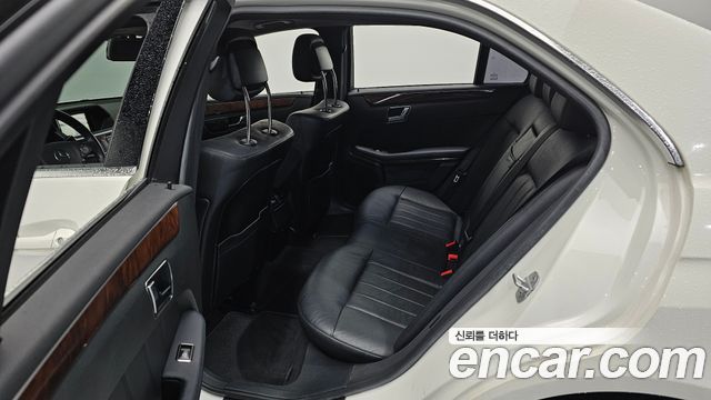 Mercedes-Benz E-Class 2011 — photo 12