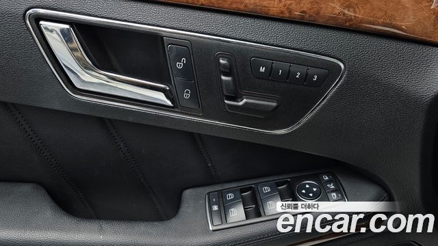 Mercedes-Benz E-Class 2011 — photo 13